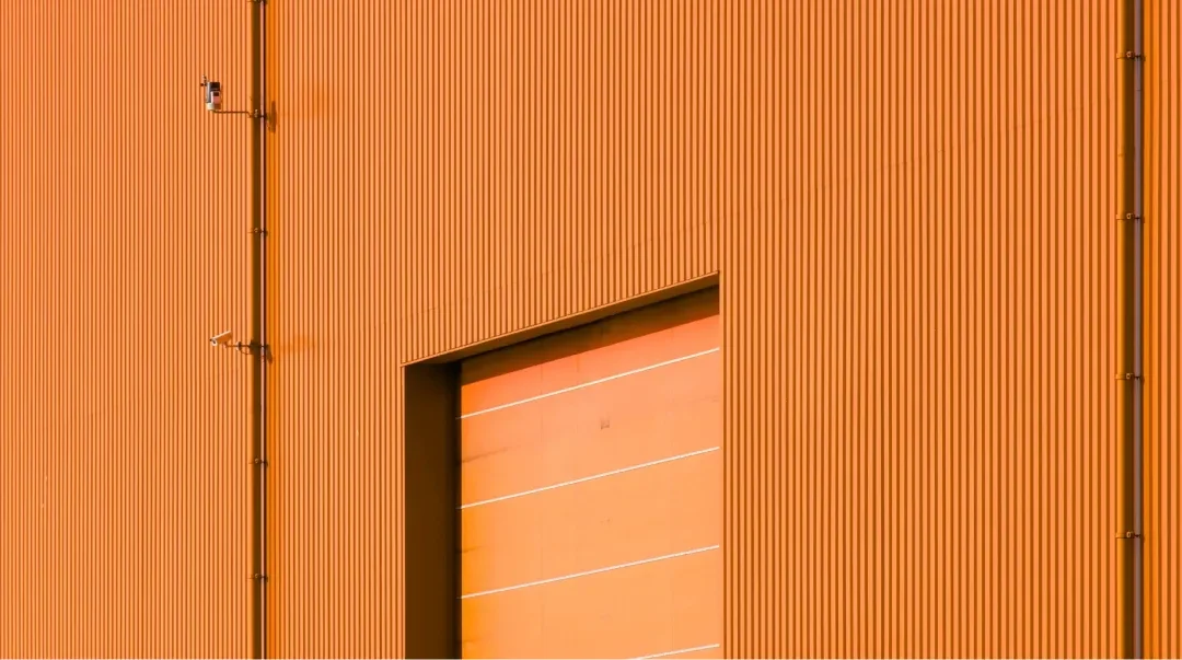 5 signes que le moteur de votre porte industrielle fatigue.