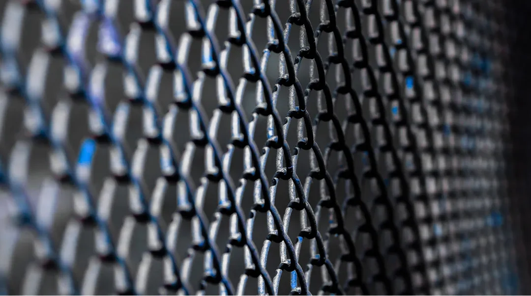 Grille extensible ou rideau à lames pleines : quel système pour votre commerce ?